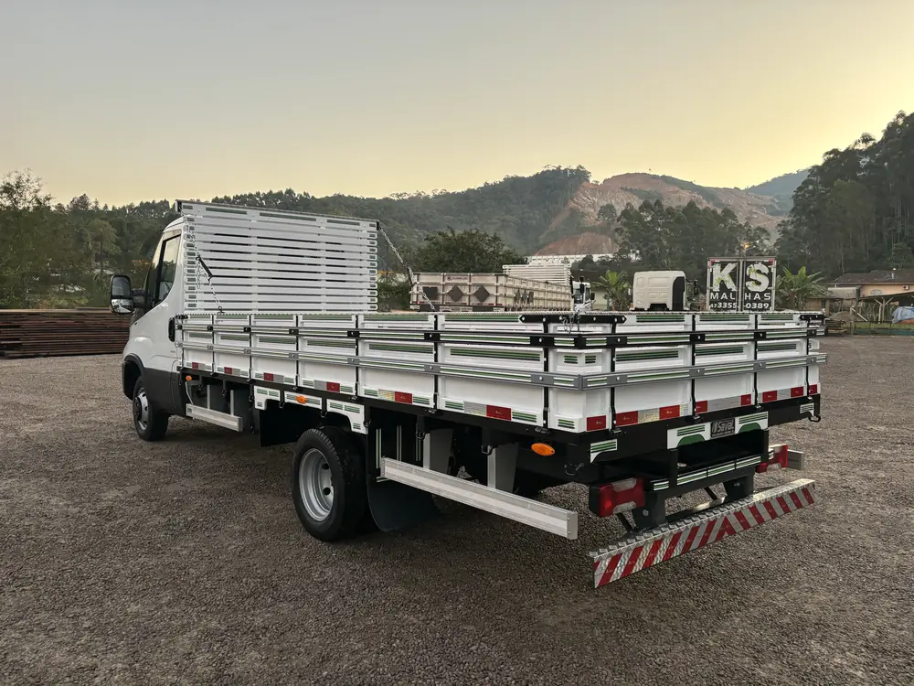 Carroceria de carga seca em madeira de lei fabricada pela Saval (foto 2 de 5)