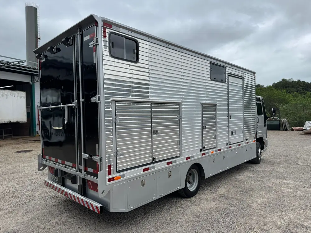 Motorhome sobre chassi de caminhão construído sob medida pela Saval (foto 2 de 2)