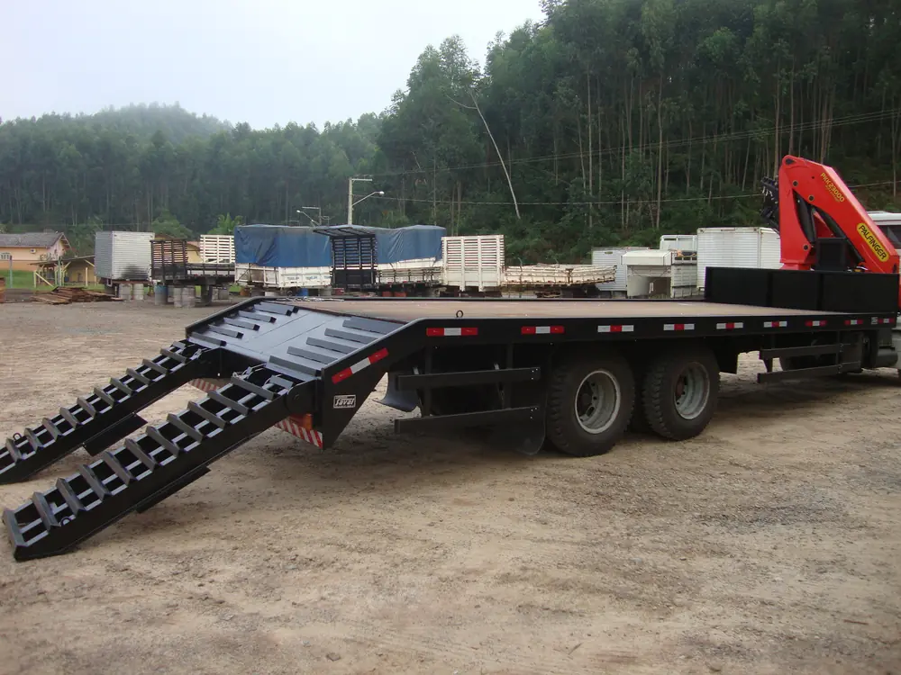 Plataforma com rampas para carregamento de máquinas (foto 1 de 5)