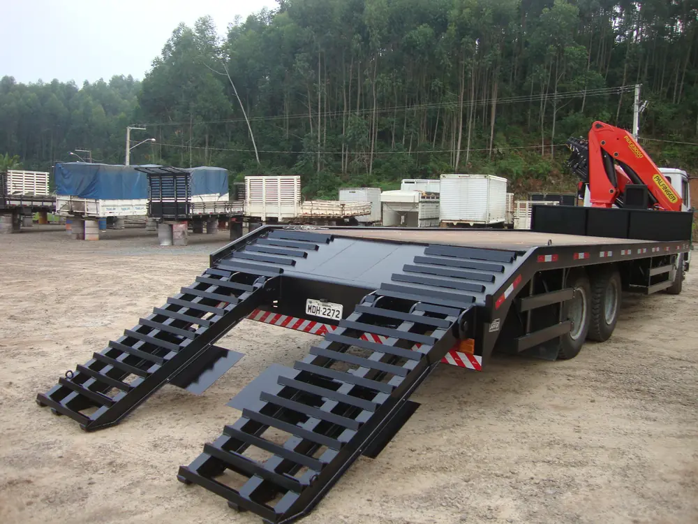 Plataforma com rampas para carregamento de máquinas (foto 2 de 5)