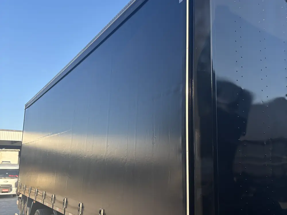 Furgão sider lonado com carregamento lateral (foto 4 de 5)